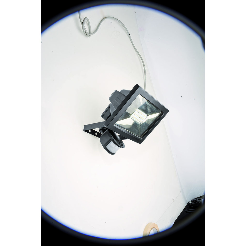 13,5-W-LED-Flutlichtstrahler mit 180°-Bewegungsmelder