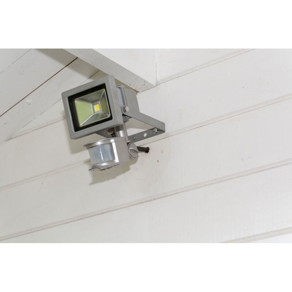 ELV 10-W-LED-Flutlichtstrahler mit 180°-Bewegungsmelder, kaltweiß, IP44