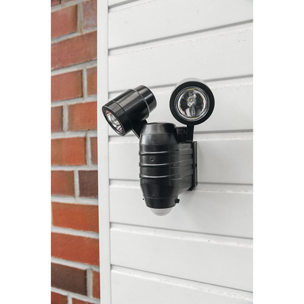 ELV Batterie-LED-Wandleuchte mit 110°-Bewegungsmelder und 2 verstellbaren Spots, 450 lm, IP44