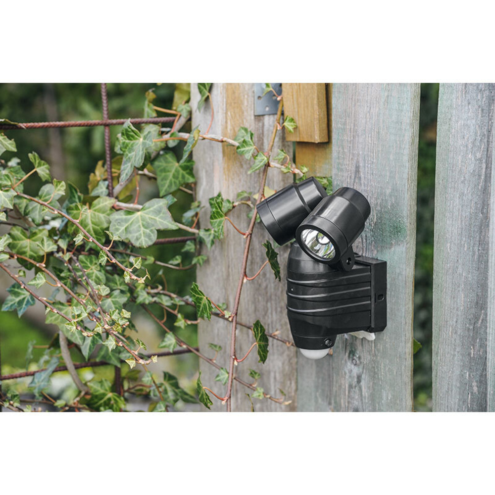 ELV Batterie-LED-Wandleuchte mit 110°-Bewegungsmelder und 2 verstellbaren Spots, 450 lm, IP44