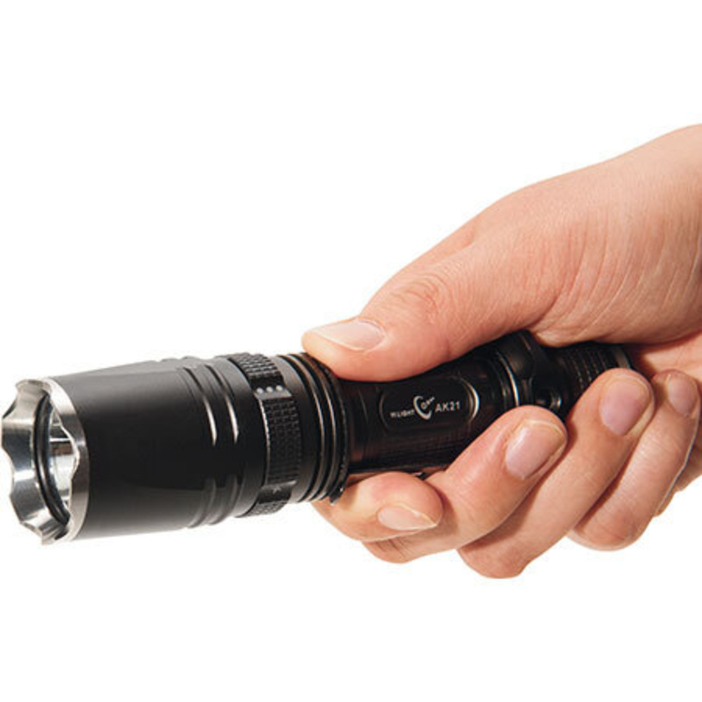 Leser testen die Hochleistungs-LED-Taschenlampe mit Drehschalter