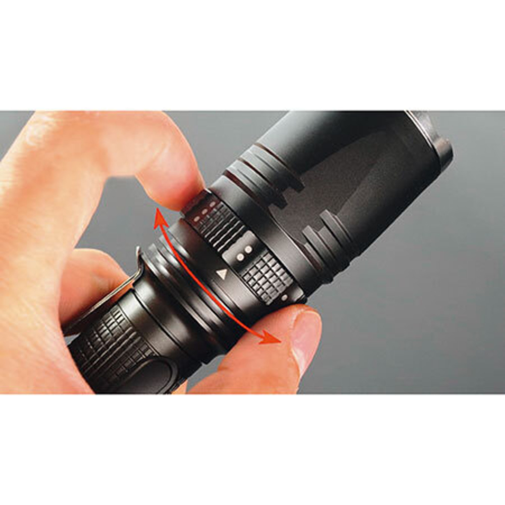 Leser testen die Hochleistungs-LED-Taschenlampe mit Drehschalter