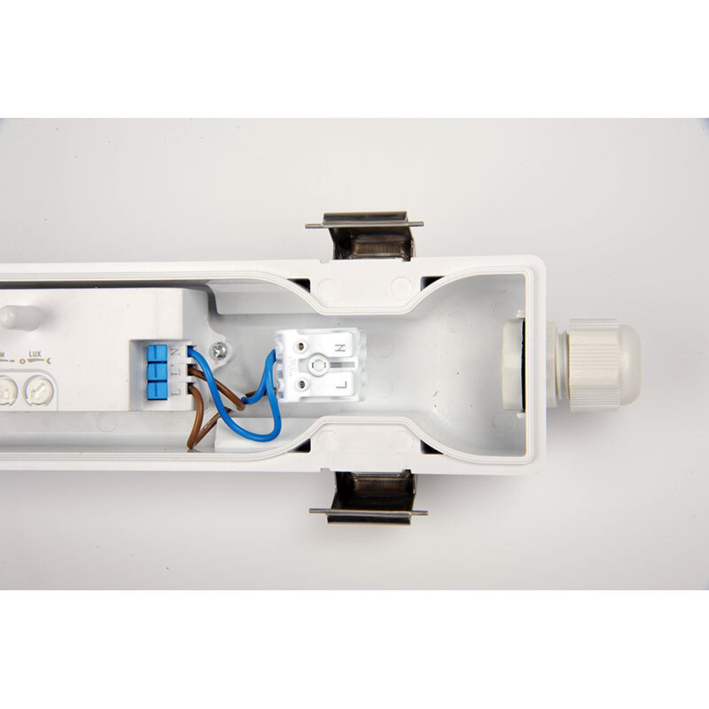 Müller Licht 40-W-LED-Feuchtraumwannenleuchte Aquafix, HF-Bewegungssensor, 3800 lm, 4000 K, 120 cm