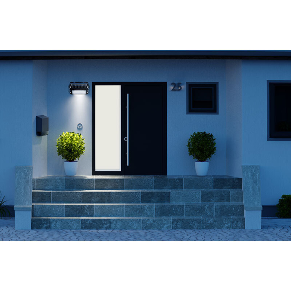 goobay 10-W-Premium-Solar-LED-Wandleuchte mit zwei PIR-Bewegungsmeldern, 1080 lm Lichtstrom, schwarz