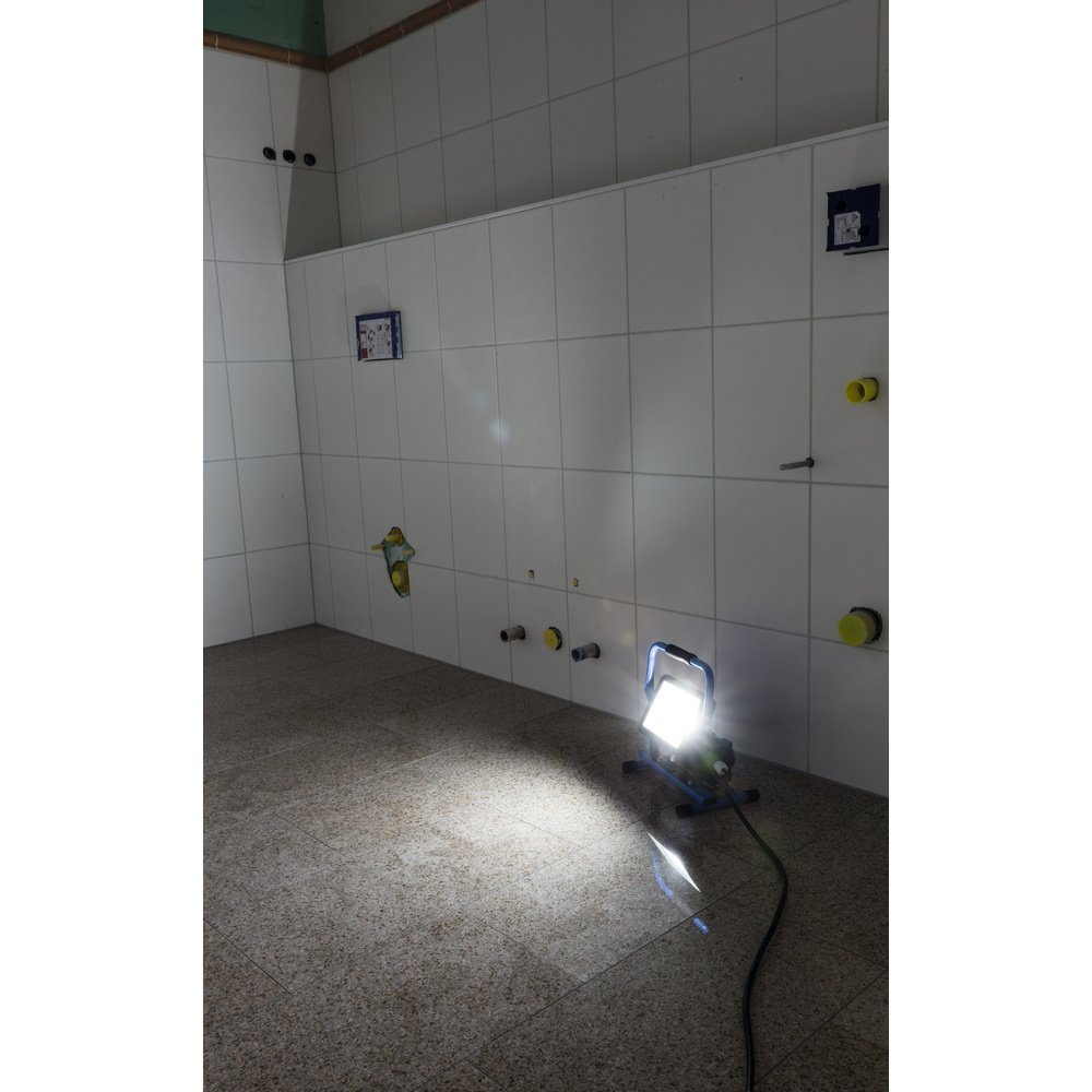 HEITRONIC 30-W-LED-Strahler NORWICH, integrierte Schutzkontaktsteckdose und 2 USB-Ladeports, IP44