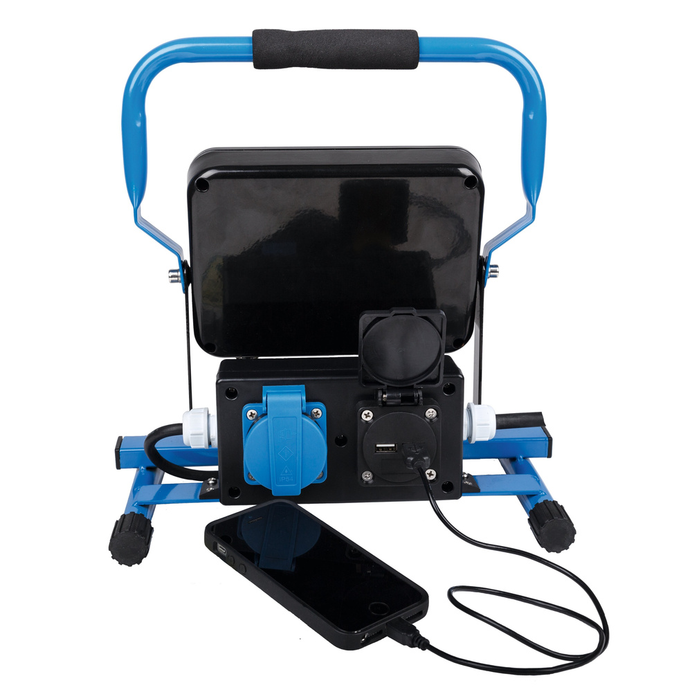HEITRONIC 30-W-LED-Strahler NORWICH, integrierte Schutzkontaktsteckdose und 2 USB-Ladeports, IP44
