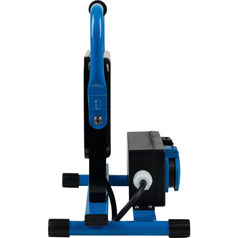 HEITRONIC 30-W-LED-Strahler NORWICH, integrierte Schutzkontaktsteckdose und 2 USB-Ladeports, IP44