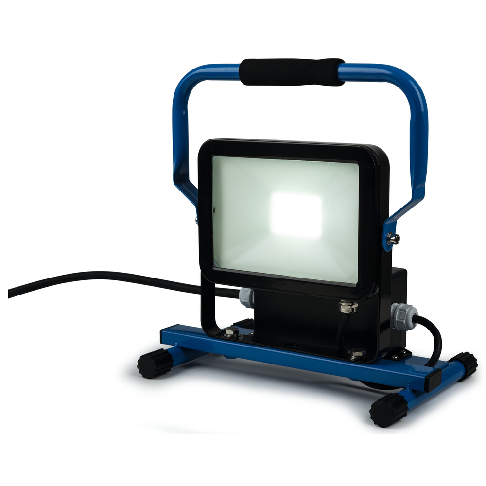 HEITRONIC 30-W-LED-Strahler NORWICH, integrierte Schutzkontaktsteckdose und 2 USB-Ladeports, IP44