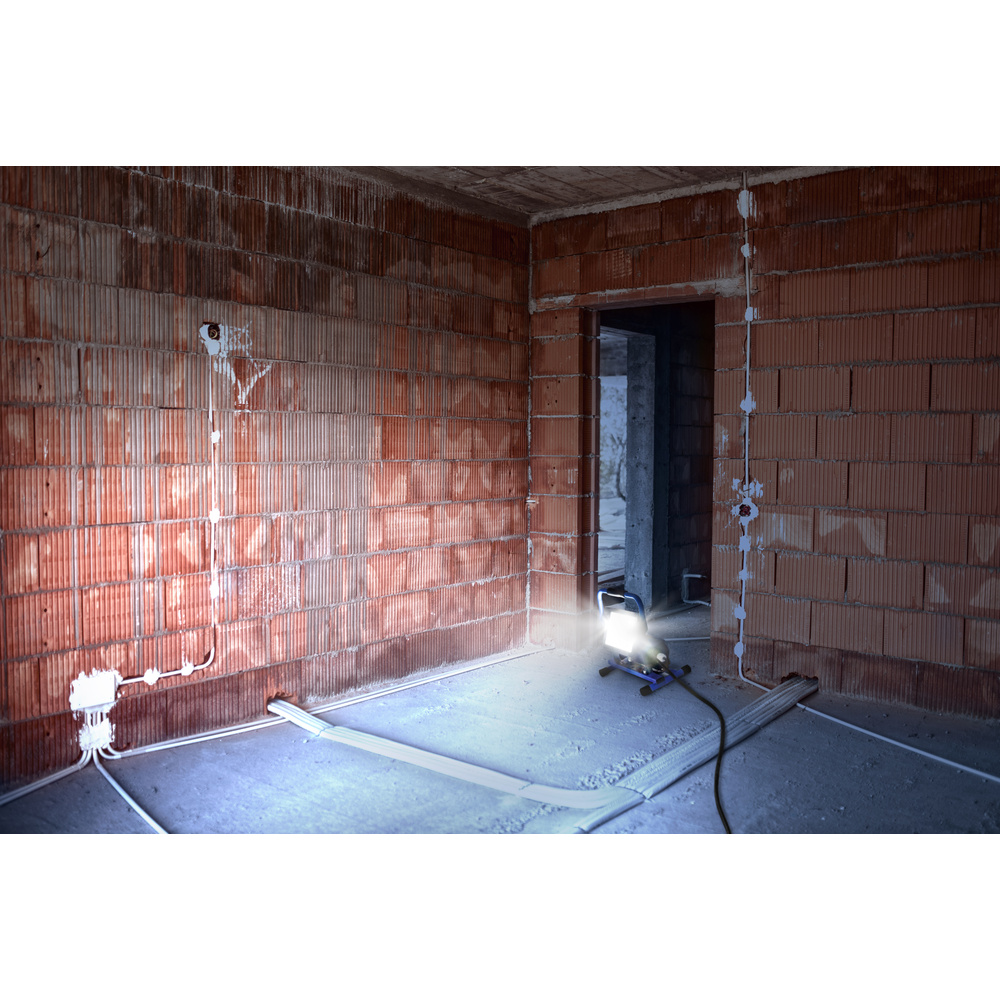HEITRONIC 30-W-LED-Strahler NORWICH, integrierte Schutzkontaktsteckdose und 2 USB-Ladeports, IP44