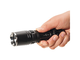 Leser testen die Hochleistungs-LED-Taschenlampe mit Drehschalter